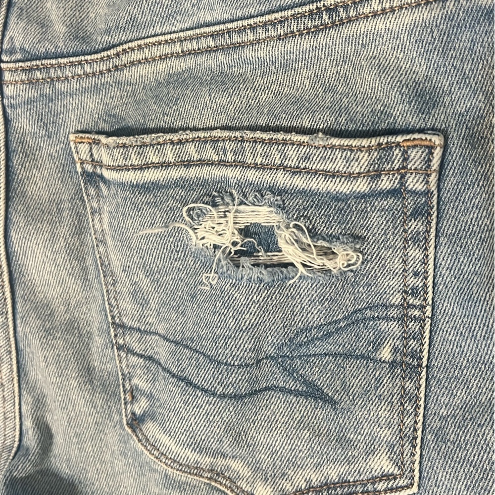 American Eagle Distressed Light Wash Ripped Jeans Sz 8 - Picture 3 of 7